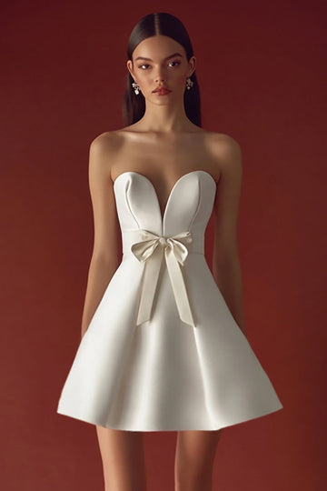 Robe de graduation en satin aligne blanche sans bretelles